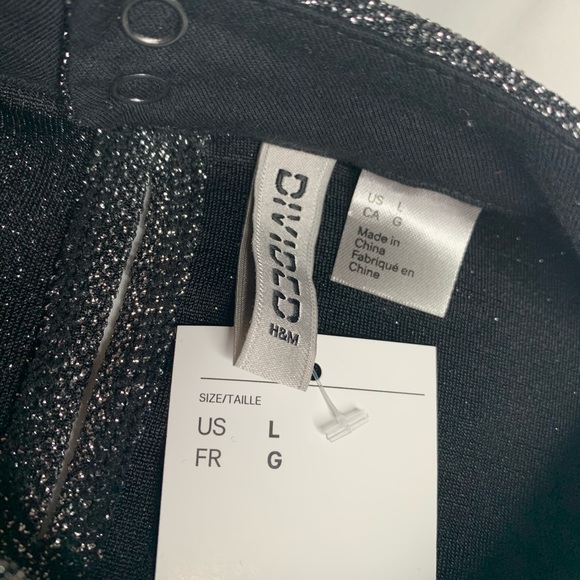 Low-Cut Short Top Black Glittery Long Sleeves. - Picture 5 of 8